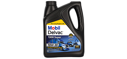 Botella de aceite Mobil Delvac 1300 Super 10W-30 vista frontal, etiqueta azul/blanca