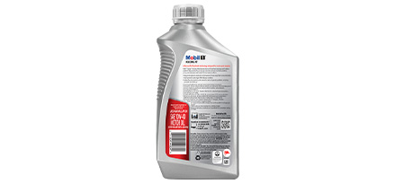 Botella de aceite 10w40 para moto de color plateado con tapa de rosca visto desde atrás