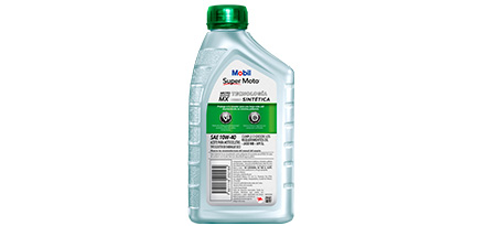 Botella de un litro de aceite Mobil Super Moto Scooter 10W-40 detrás.