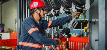 Trabajador del sector minero dando mantenimiento a parte de la maquinaría que se usa en el sector minero en México.