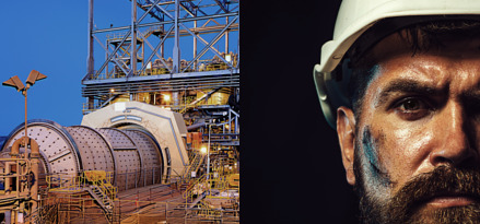 Planta de la industria minera en México de noche, con un trabajador viendo de frente usando casco blanco.