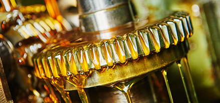 Engrane de una máquina minera cubierto de aceite lubricante Mobil para minería.