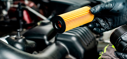 Filtro de lubricante nuevo para ser cambiado en un auto.