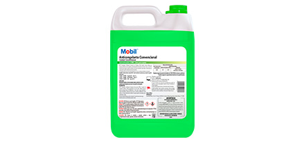 Botella de anticongelante Mobil Coolant Conventional 50 de color verde vista desde atrás.