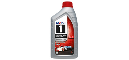 Botella gris con etiqueta y tapa roja de aceite MobilT C40 GT por delante..