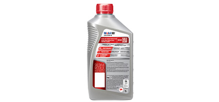 Botella gris con etiqueta y tapa roja de aceite MobilT C40 GT por detrás.