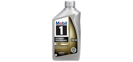 Botella de aceite Mobil 1 Extended Performance 10W-30 de color negro con dorado.