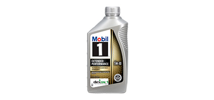 Botella de lubricante para auto Mobil 1 Extended de color gris vista de frente